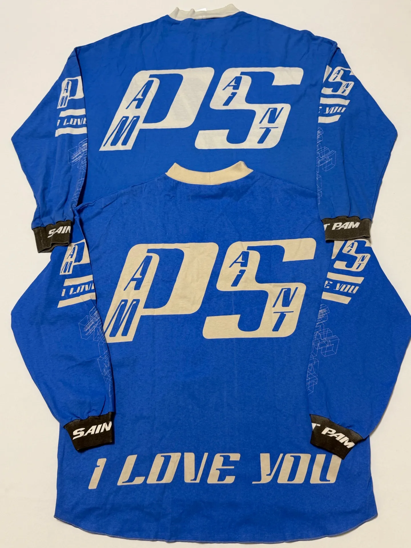 Pre-production paneling (the fabric is temporarily cut and the color is yellowish. The color of the bulk product may be modified) SAINT Mxxxxxx × P.A.M. PAM_LS TEE/SAINT PAM/BLU P.A.M. joint model blue PAM SAINT racing suit blue S-XL